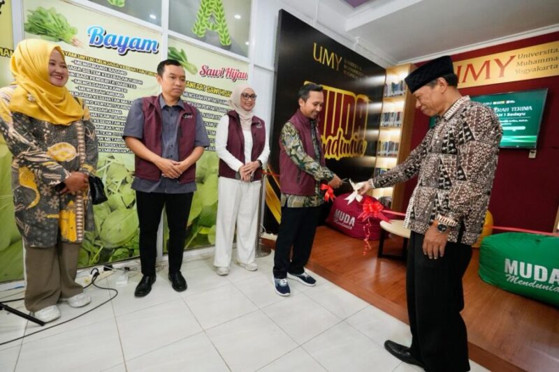 Sekretaris Universitas dan Kepala SMA N 1 Sedayu meresmikan UMY Corner dengan pengguntingan pita