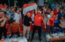 Momentum kebersamaan Sekretaris Daerah Provinsi Lampung Marindo Kurniawan, jajaran ASN Pemprov, dan masyarakat saat nobar laga sengit Final FIFA ASEAN Cup 2026: Indonesia vs Thailand di halaman Kantor Gubernur Lampung