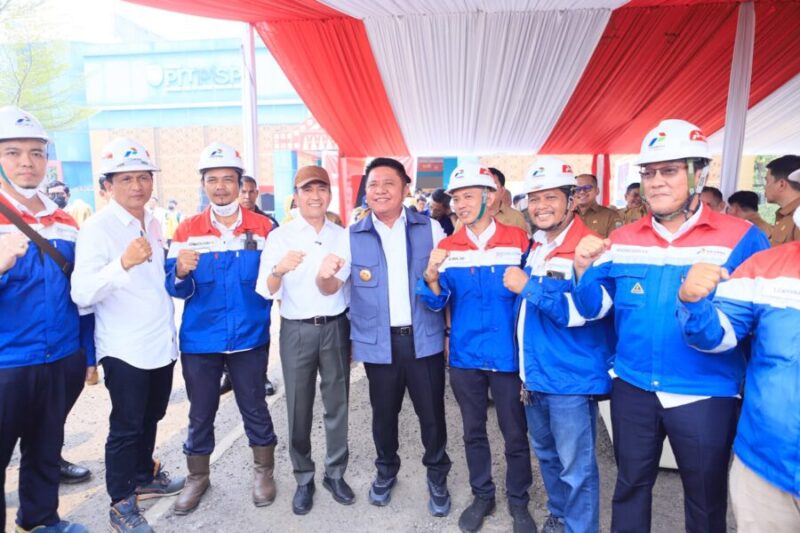H. Herman Deru (tengah) foto bersama para pekerja proyek dari PT Adhi Karya (Persero) Tbk, pelaksana proyek perluasan Kolam Retensi Simpang Polda.