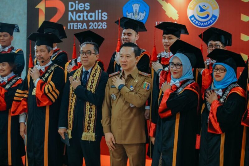 Marindo Kurniawan memberikan ucapan selamat kepada para wisudawan ITERA. Pemprov Lampung mendorong ITERA sebagai pusat inovasi yang mampu memberikan dampak nyata bagi pembangunan daerah.