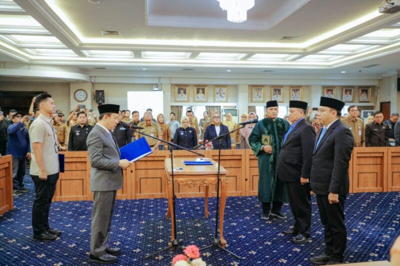 Marindo Kurniawan (tengah) melantik dua Pejabat Pimpinan Tinggi Pratama, Gadriyanto Abung (kiri) dan Lukman Pura (kanan), di Ruang Rapat Utama, Kantor Gubernur Lampung
