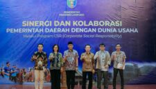 Rahmat Mirzani Djausal saat berfoto bersama para pejabat dari lingkungan Pemprov Lampung dan Bank Indonesia, menegaskan komitmen kolaborasi melalui program CSR.