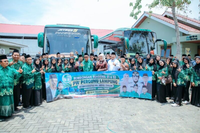 Jihan Nurlela bersama pengurus PWNU dan PW Pergunu Lampung melepas secara resmi rombongan mahasiswa beasiswa S-1 dan S-2 di Aula PWNU Lampung.
