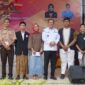 H. Cik Ujang, berfoto bersama para siswa berprestasi SMAN 1 Gelumbang di atas panggung acara Gebyar SMANSAGEL Jilid 11.