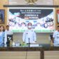 H. Cik Ujang (tengah) memimpin langsung jalannya rapat persiapan FORPROV II didampingi Ketua Umum KORMI Sumsel Hj. Samantha Tivani (kiri) di ruang rapat.