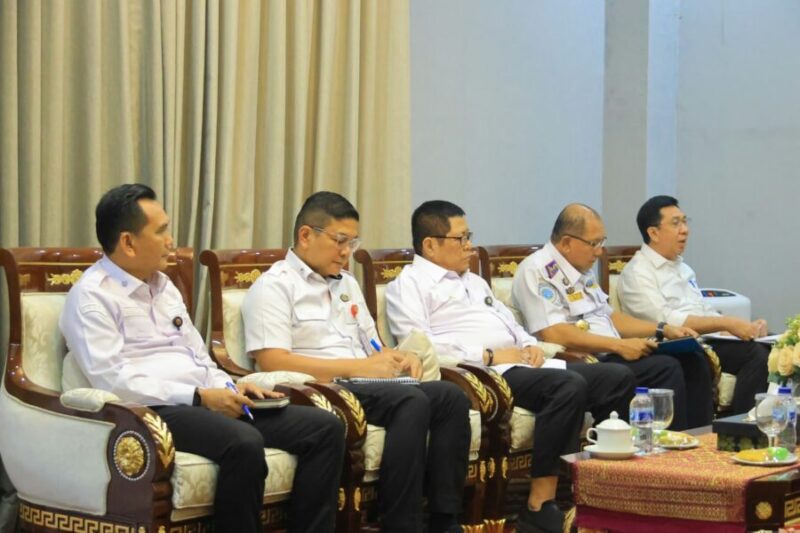 Jajaran pejabat Pemprov Sumsel dan PT KAI Logistik menyimak paparan dalam pertemuan di Griya Agung Palembang.