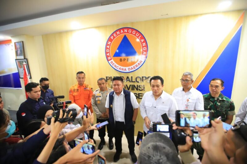 H. Herman Deru dan Wamen LH RI Diaz Faisal Malik Hendropriyono memberikan keterangan pers bersama usai memimpin pertemuan koordinasi penanggulangan karhutla di Kantor BPBD Sumsel.