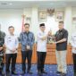 Rahmat Mirzani Djausal secara simbolis menyerahkan cenderamata kepada perwakilan tim Sespimti Polri usai pelaksanaan FGD.
