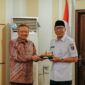 Rahmat Mirzani Djausal menyerahkan cenderamata secara simbolis kepada perwakilan audiensi sebagai bentuk penguatan sinergi pengembangan PLTP Rajabasa.