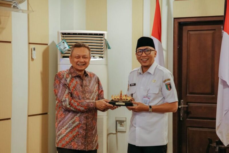 Rahmat Mirzani Djausal menyerahkan cenderamata secara simbolis kepada perwakilan audiensi sebagai bentuk penguatan sinergi pengembangan PLTP Rajabasa.