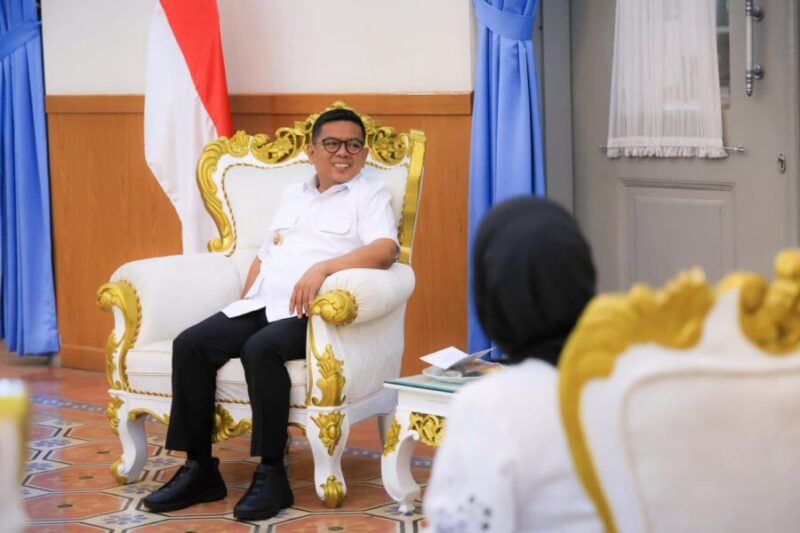 Andra Soni menyimak penjelasan dari jajaran manajemen PTPN IV Regional Banten saat audiensi berlangsung.