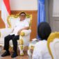 Andra Soni menyimak penjelasan dari jajaran manajemen PTPN IV Regional Banten saat audiensi berlangsung.