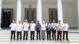 Andra Soni berfoto bersama manajemen Gyokai Indonesia Kompeten dan jajaran terkait di selasar Gedung Negara Provinsi Banten usai pembahasan kerja sama