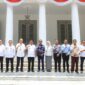 Andra Soni berfoto bersama manajemen Gyokai Indonesia Kompeten dan jajaran terkait di selasar Gedung Negara Provinsi Banten usai pembahasan kerja sama