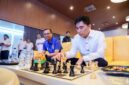 Achmad Dimyati Natakusumah melakukan pemindahan bidak catur pertama sebagai tanda dimulainya Turnamen Catur HUT ke-26 Provinsi Banten.