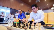 Achmad Dimyati Natakusumah melakukan pemindahan bidak catur pertama sebagai tanda dimulainya Turnamen Catur HUT ke-26 Provinsi Banten.