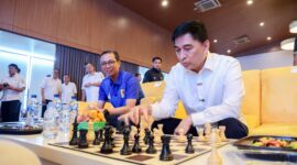 Achmad Dimyati Natakusumah melakukan pemindahan bidak catur pertama sebagai tanda dimulainya Turnamen Catur HUT ke-26 Provinsi Banten.