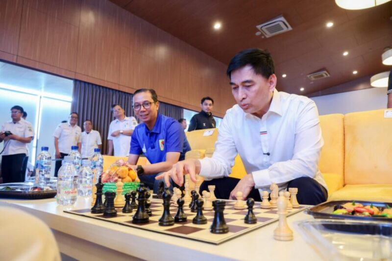 Achmad Dimyati Natakusumah melakukan pemindahan bidak catur pertama sebagai tanda dimulainya Turnamen Catur HUT ke-26 Provinsi Banten.