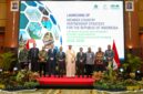 Suahasil Nazara berfoto bersama Presiden IsDB Group Dr. Muhammad Al Jasser dan jajaran pejabat terkait pada acara peluncuran MCPS Indonesia–IsDB 2026–2030.