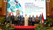 Suahasil Nazara berfoto bersama Presiden IsDB Group Dr. Muhammad Al Jasser dan jajaran pejabat terkait pada acara peluncuran MCPS Indonesia–IsDB 2026–2030.