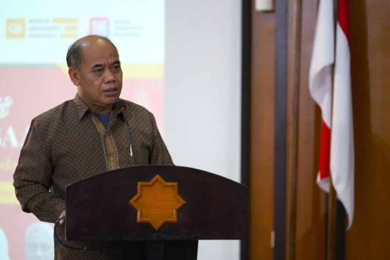 Wakil Rektor UMY Bidang Pendidikan, Kewirausahaan, dan Alumni saat memberikan sambutan dalam acara bedah buku di UMY
