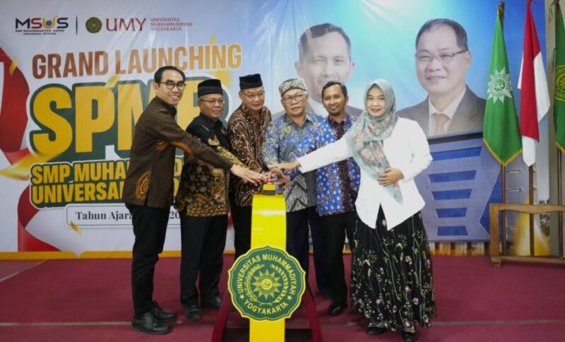 Rektor UMY didampingi BPH UMY, Wakil Rektor UMY, dan Kepala Sekolah SMP MSUS melakukan simbolisasi penekanan tombol Grand Launching SPMB SMP MSUS