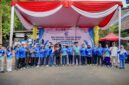 Marindo Kurniawan berfoto bersama jajaran pimpinan dan sivitas akademika Fakultas Teknik Unila di depan panggung utama acara Dies Natalis.