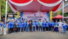 Marindo Kurniawan berfoto bersama jajaran pimpinan dan sivitas akademika Fakultas Teknik Unila di depan panggung utama acara Dies Natalis.