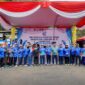 Marindo Kurniawan berfoto bersama jajaran pimpinan dan sivitas akademika Fakultas Teknik Unila di depan panggung utama acara Dies Natalis.