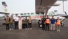 Jajaran Pemprov Lampung, BPBD, dan perwakilan vendor Smart Aviation berpose di depan pesawat Operasi Modifikasi Cuaca (OMC) sebagai bagian dari upaya sinergis pemadaman karhutla melalui udara.