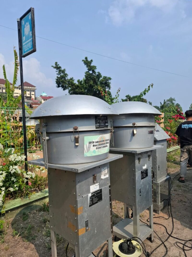 Alat Stasiun Pemantau Kualitas Udara (SPKU) milik DLH Provinsi Lampung disiagakan untuk memonitor parameter polusi udara secara real-time.