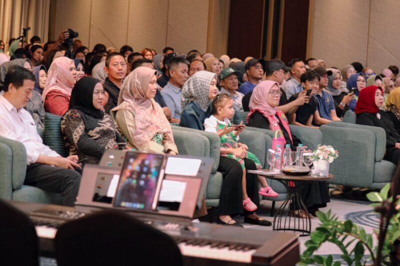 Jihan Nurlela bersama jajaran tamu undangan dan orang tua menyaksikan secara langsung penampilan paduan suara THLC di Hotel Holiday Inn, Bandar Lampung.