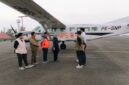 Jihan Nurlela memberikan arahan kepada personel dan kru pesawat penyeramai awan Cessna Caravan 208B EX sebelum bertugas.
