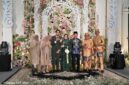 Wagub Banten Achmad Dimyati Natakusumah berfoto bersama kedua mempelai, Prasasti Dwi Eka Pertiwi dan Muhammad Syahid Fatah Nugroho, beserta keluarga besar di atas pelaminan.