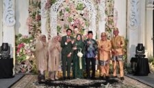 Wagub Banten Achmad Dimyati Natakusumah berfoto bersama kedua mempelai, Prasasti Dwi Eka Pertiwi dan Muhammad Syahid Fatah Nugroho, beserta keluarga besar di atas pelaminan.