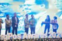 Andra Soni menerima penghargaan The Best Implementatif Program yang diserahkan langsung oleh CEO Tangerang Pos, Ade Yunus.