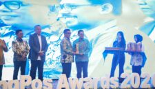 Andra Soni menerima penghargaan The Best Implementatif Program yang diserahkan langsung oleh CEO Tangerang Pos, Ade Yunus.