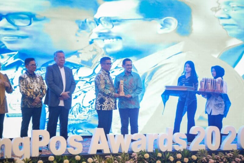 Andra Soni menerima penghargaan The Best Implementatif Program yang diserahkan langsung oleh CEO Tangerang Pos, Ade Yunus.