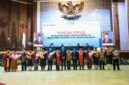 Andra Soni berfoto bersama jimpinan civitas akademika, tamu undangan, serta wisudawan terbaik STIE Bhakti Pembangunan