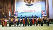 Andra Soni berfoto bersama jimpinan civitas akademika, tamu undangan, serta wisudawan terbaik STIE Bhakti Pembangunan
