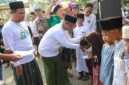 Andra Soni menyapa ramah dan merangkul anak-anak santri serta warga yang hadir pada acara Jalan Sehat Sarungan