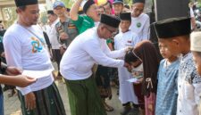 Andra Soni menyapa ramah dan merangkul anak-anak santri serta warga yang hadir pada acara Jalan Sehat Sarungan