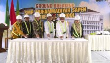 Foto Ketum PP Muhammadiyah didampingi Bupati Sleman, Ketum PP 'Aisyiyah, Rektor UMY, Kepala SMP MSUS, dan Ketua PWM DIY melakukan simbolis penekanan tombol Ground Breaking Gedung SMP MSUS yang diinisiasi oleh UMY