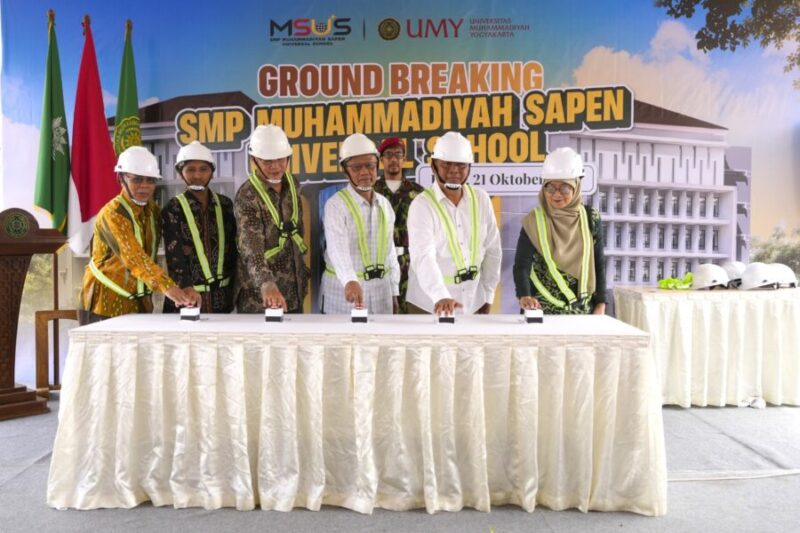 Foto Ketum PP Muhammadiyah didampingi Bupati Sleman, Ketum PP 'Aisyiyah, Rektor UMY, Kepala SMP MSUS, dan Ketua PWM DIY melakukan simbolis penekanan tombol Ground Breaking Gedung SMP MSUS yang diinisiasi oleh UMY