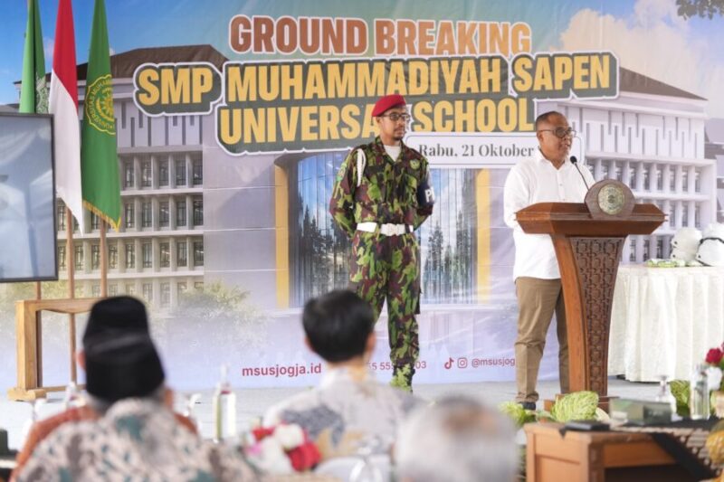 Foto Bupati Sleman, Harda Kiswaya menyampaikan sambutannya dalam acara Peletakan Batu Pertama SMP MSUS yang diinisasi oleh UMY
