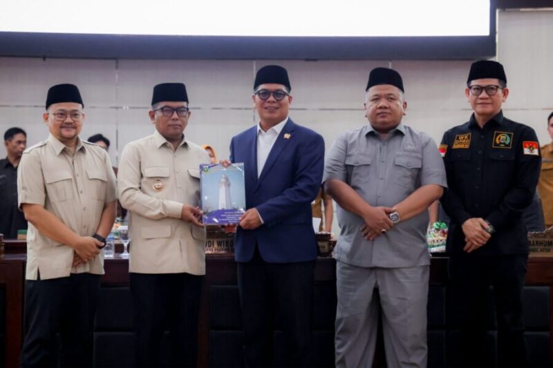 Gubernur Banten Andra Soni secara simbolis menyerahkan dokumen usulan perubahan Perda Pengelolaan BMD kepada pimpinan DPRD Provinsi Banten dalam Rapat Paripurna.