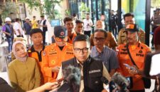Gubernur Banten Andra Soni didampingi petugas BPBD dan instansi terkait memberikan keterangan pers mengenai penanganan evakuasi serta kondisi para penumpang KMP Batumandi.