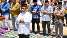 Foto civitas academica UMY melaksanakan salat Istisqa yang dipimpin oleh Ustadz Dr. Muhammad Ikhwan Ahada, Bendahara BPH UMY