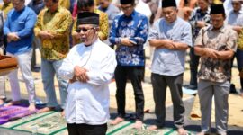 Foto civitas academica UMY melaksanakan salat Istisqa yang dipimpin oleh Ustadz Dr. Muhammad Ikhwan Ahada, Bendahara BPH UMY