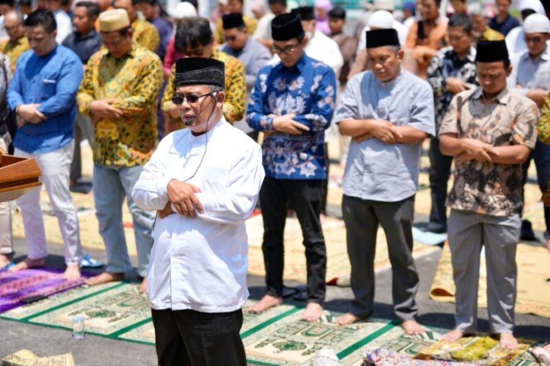 Foto civitas academica UMY melaksanakan salat Istisqa yang dipimpin oleh Ustadz Dr. Muhammad Ikhwan Ahada, Bendahara BPH UMY